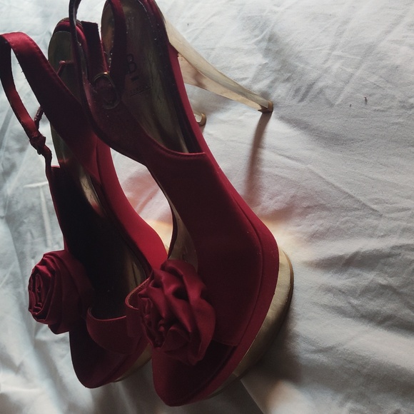 Bakers Red High Heels 👠😍 with Rose Accent Size 8 - Picture 15 of 16